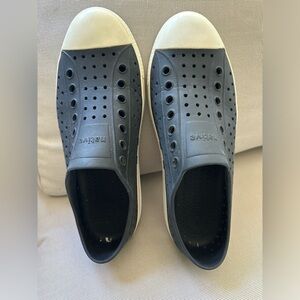 Native Jefferson Navy M8 Slip On shoes EUC